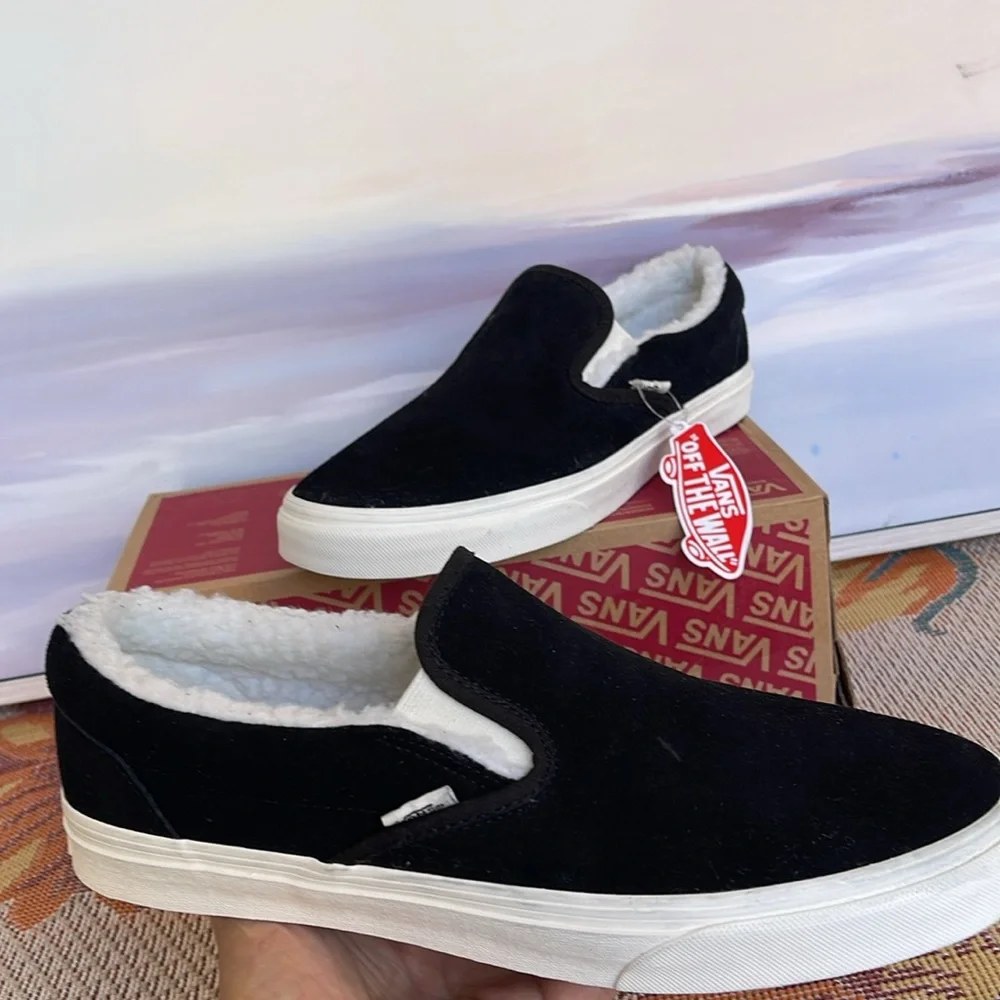 Vans • Men’s Classic Slip-On
Cozy Hug Black
VN0A5A08BM8
Sneakers - Picture 11 of 16